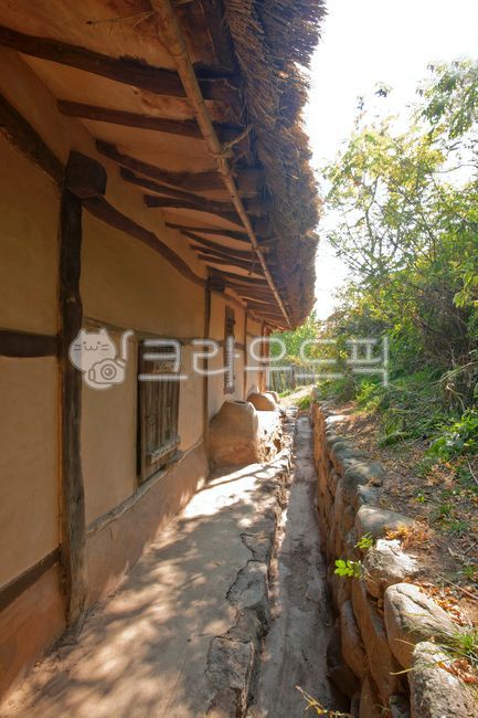 old house,outdoors,thatched house,mud wall,wooden house,home