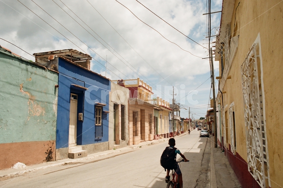 쿠바,길,소년,자전거,햇살,건물,낡음,따뜻함,cuba,road,bicycle,boy,sunny,sunshine,도시,풍경,city,landscape,해외,외국,세계,foreign,oversea,world,세계도시풍경,해외도시풍경,외국도시풍경,world cityscape,사람,인물,인간,human,person,어린이,어린아이,child,children,kid,bike,vehicle,차량,transportation,교통