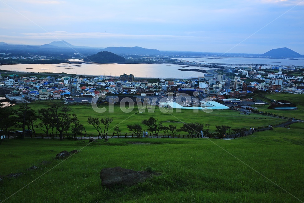 landscape,경치,풍경,scenery,shoreline,해안선,promontory,곶,outdoors,옥외,nature,자연,water,물,ocean,대양,sea,바다,field,들,제주,성산야경