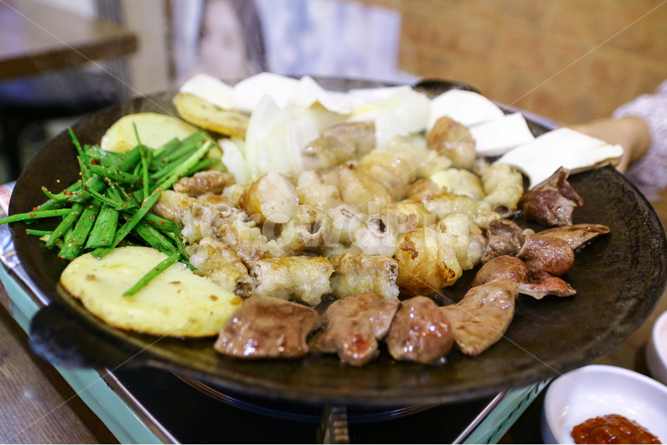 곱창,소곱창,대창,막창,염통,곱창구이,철판구이,외식,회식,곱창집,창자,육류,육식,고기,쫄깃한,고소한,느끼한,기름진,음식,메뉴,요리,상차림,음식점,한국요리,한국음식,맛있는,부추,채소,버섯,식사,음식,식재료,요리,food,cook,meal,dishes,food reserves,한식,한국음식,한국요리,korean food,korean dishes,korean meal,korean cook