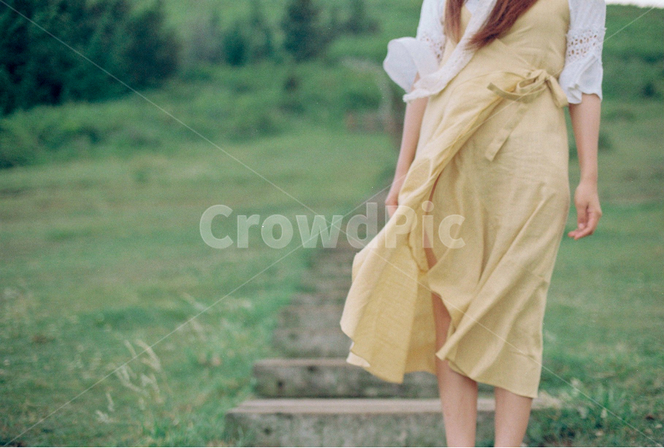 필름사진,바람,오름,제주,초록색,노란색,원피스,인물,풍경,감성,감각적,여성,옷,편안함,분위기,여행,사람,인물,인간,human,person,여성,여자,woman,female,lady,패션스타일,의상,fashion,style,감성,sensible,feeling,고독함,외로움,쓸쓸함,우울함,슬픔,lonely,solitary