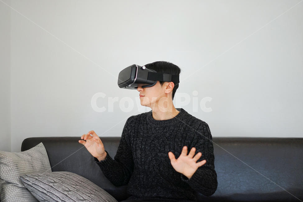 vr,vr기기,가상,남자,남성,증강현실,모션,기술,전자기기,사람,인물,인간,human,person,남성,남자,man,male,정보통신기술,전자기기,전자제품,it,information,technology,electronic equipment