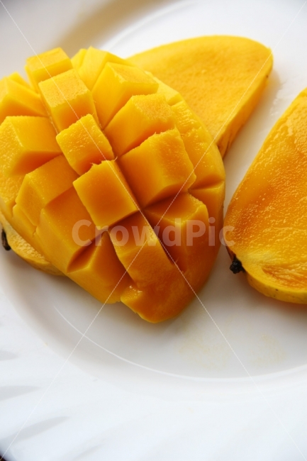 mango smell,yellow,ripe,sweet,mango