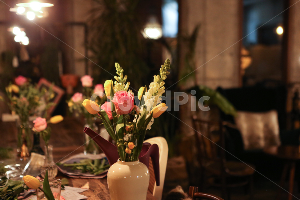 꽃,화병,카페,분위기,인테리어,실내용화초,화분,화초,house plant,인테리어,실내디자인,interior design