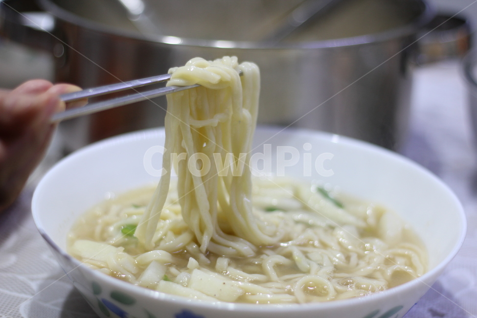 칼국수,밀가루,반죽,국수,한식,음식,food,국물,감자,파,육수,새우육수,따끈함,plant,식물,vegetable,야채