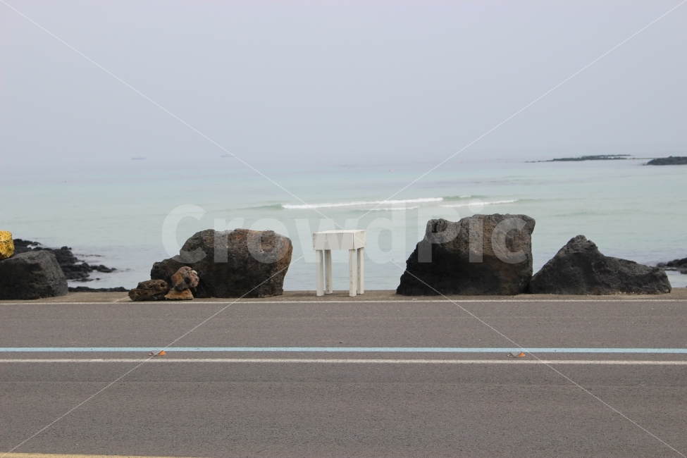 제주도,의자,바다,하늘,현무암,돌,바람,사진,힐링,여행,봄,여름,파도,jeju,chair,sea,sky,stone,wind,photo,healing,travel,spring,summer,sensitive,감성사진,자연,풍경,nature,landscape,제주도,jeju,jeju island,사물,물건,오브젝트,thing,object,matter,tarmac,타맥,asphalt,아스팔트,road,도로