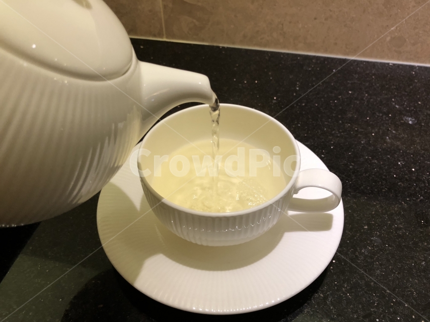 차,tea,주전자,티컵,화이트,white,tasty,keakettle,kettle,plate,티받침대,컵잔,컵받침대,찻잔,teacup,cup,pour,따르다,pourwater,pourtea,플레이트,음료수,drink,beverage