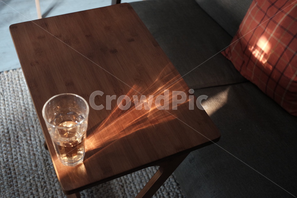 실내인테리어,소품,쇼파,furniture,가구,pillow,쿠션,거실,livingroom,방,room,물컵,빛,table