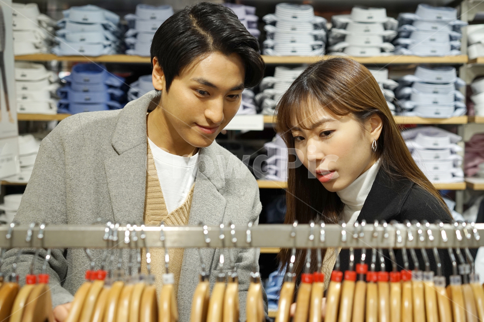 쇼핑,옷가게,상점,아울렛,백화점,의류,매장,shopping,연인,커플,데이트,남녀,사람,인물,인간,human,person,연인,커플,사랑,lover,couple,쇼핑,shopping