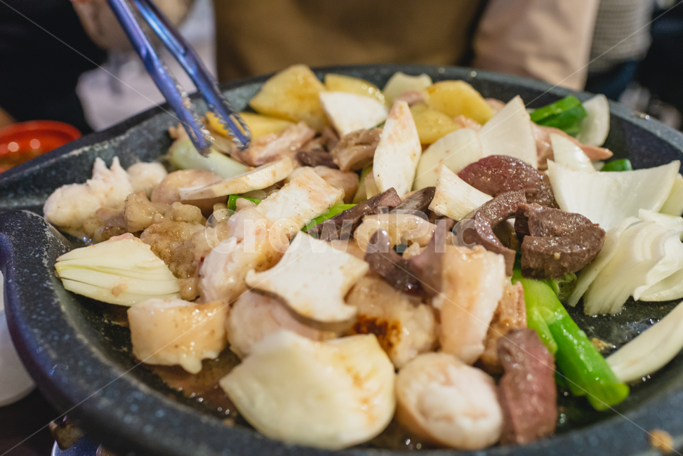 곱창,곱창볶음,모듬곱창,양파,버섯,소곱창,소고기,술안주,소주안주,야식,저녁식사,음식,식재료,요리,food,cook,meal,dishes,food reserves,육류,고기,meat