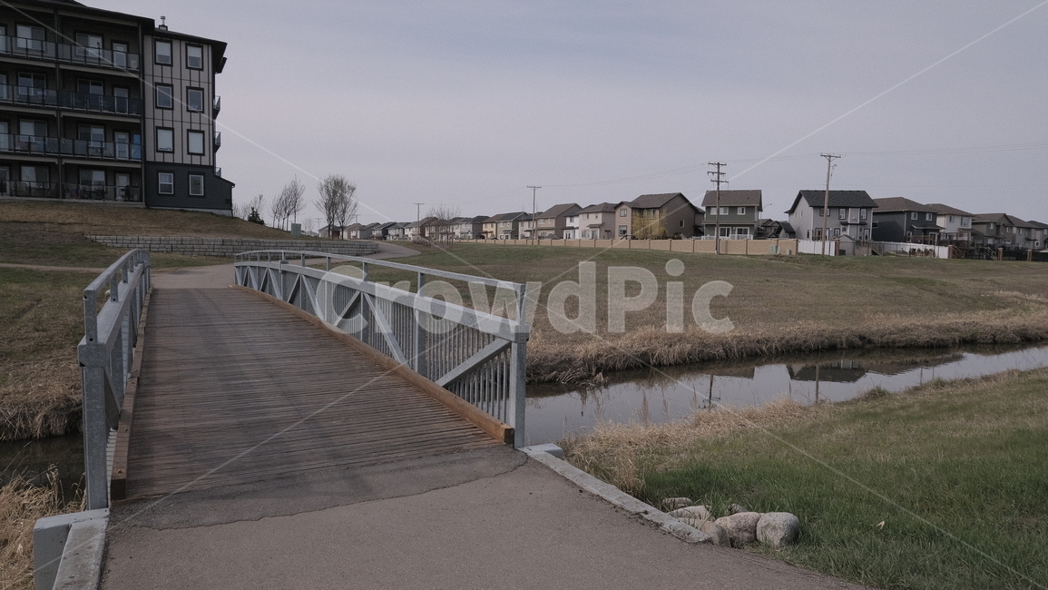 캐나다,공원,다리,산책길,개울가,잔디,아파트,아침,canada,park,bridge,walk,green,녹색,시골