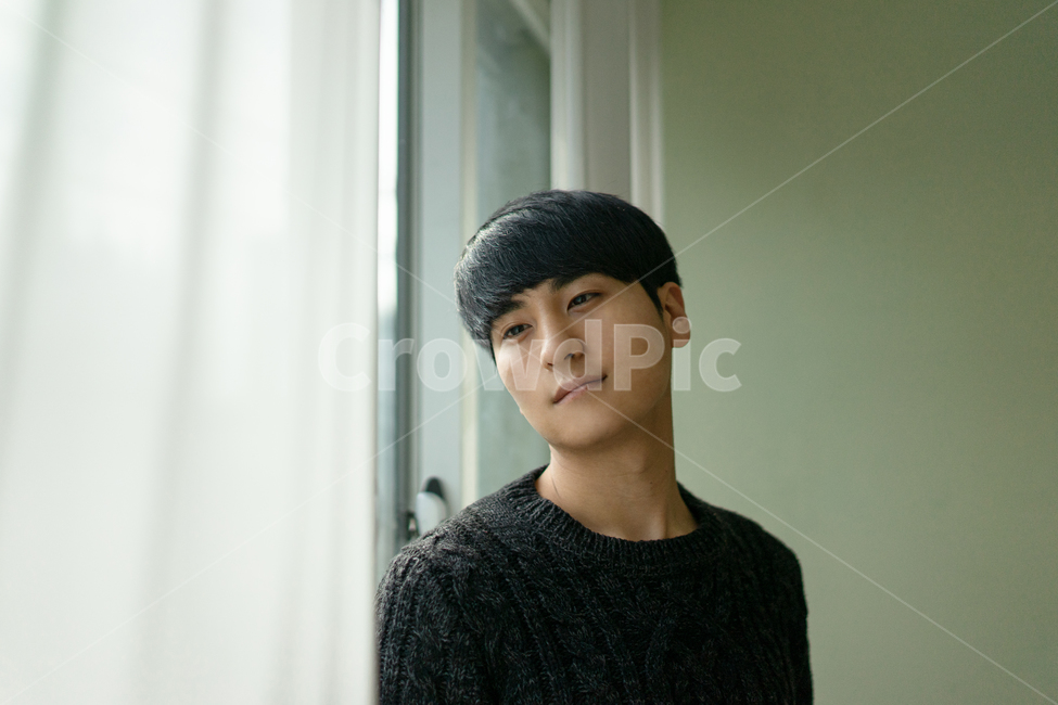 남성,남자,창가,창문,시선,미소,표정,사람,인물,인간,human,person,남성,남자,man,male,패션스타일,의상,fashion,style