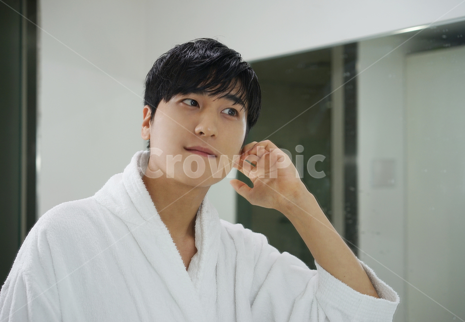 남자,뷰티,스킨케어,피부관리,beauty,skincare,cosmetic,남성,그루밍족,거울,샤워가운,화장실,욕실,사람,인물,인간,human,person,남성,남자,man,male,뷰티,미용,beauty treatment