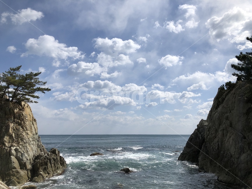 바다,동해,바위,구름,햇살,자연,풍경,nature,landscape,promontory,곶,outdoors,옥외,cliff,낭떠러지,water,물,sea,ocean,대양