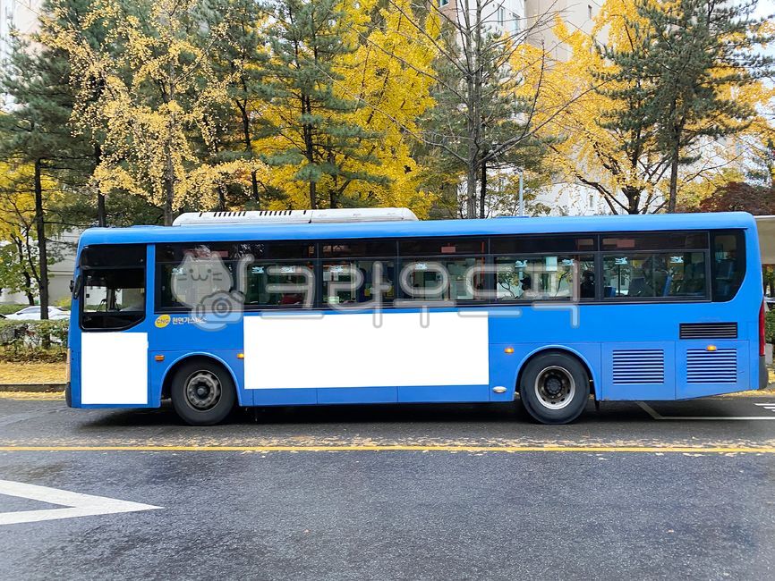 버스,버스광고,목업,목업이미지,광고,광고판,차량광고,시내버스광고,부착광고,옥외광고,판넬,비즈니스,상업광고판,도시배경,사인보드,상업광고,커머셜,비어있는,프레임,광고디자인,빈공간,배경,바탕,백그라운드,사각형광고판,차량,교통수단,bus,busadvertisement,mockup,mockupimage,billboard,vehicleadvertisement,citybusadvertisement,advertisement,outdooradvertisement,panel,business,commercialbillboard,citybackground,signboard,commercialadvertisement,commercial,free,frame,advertisingdesign,emptyspace,background