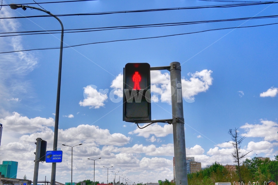 맑은하늘,신호등,구름,하늘,빨간불,교통,교통수단,traffic,transportation