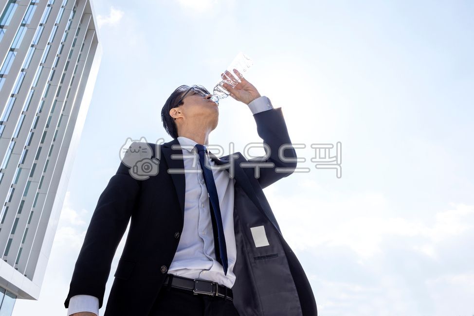 한국인,50대,비즈니스,비즈니스맨,회사원,정장,사람,남자,안경,갈증,물,생수,male,사람,인물,인간,human,person,비즈니스,사업,business,service,work