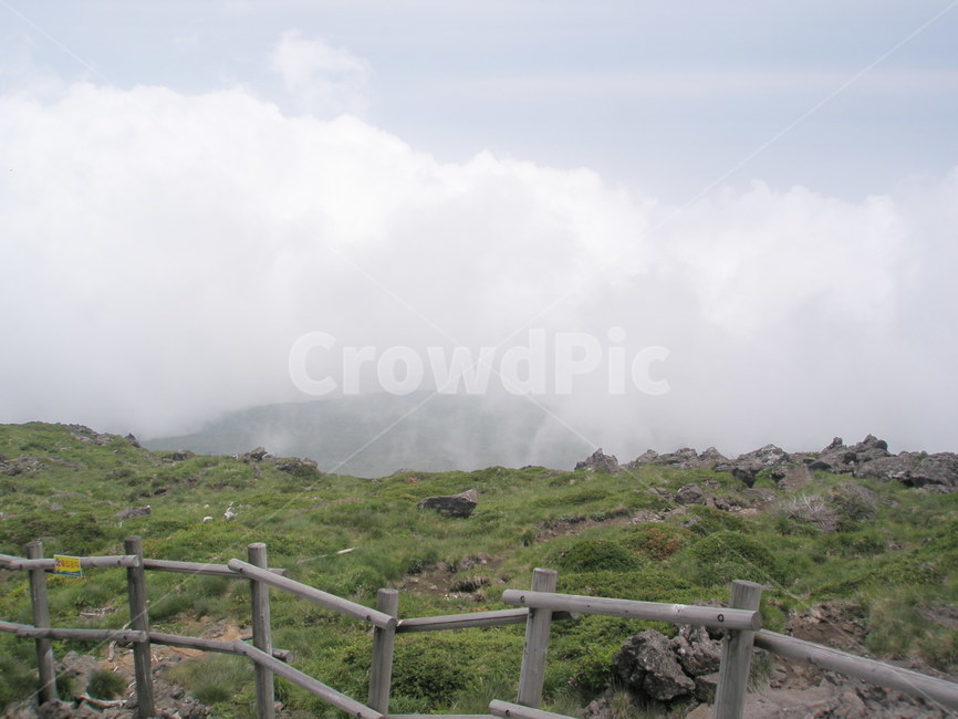 산,구름,바위,산정상,안개,한라산,mountain,rock,fog,자연,풍경,nature,landscape,한국자연풍경,한국자연경관,korea nature landscape,제주도,jeju,jeju island,railing,난간,outdoors,옥외