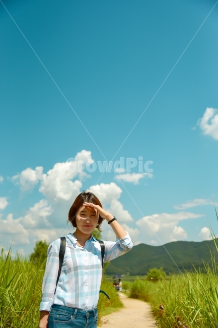 가을하늘,가을,하늘,구름,맑음,청량함,셔츠,단발머리,인물사진,모델,자연,풍경,nature,landscape,사람,인물,인간,human,person,얼굴표정,facial expression,face,여행,휴가,traveling,vacation,trip,plant,식물,grass,잔디