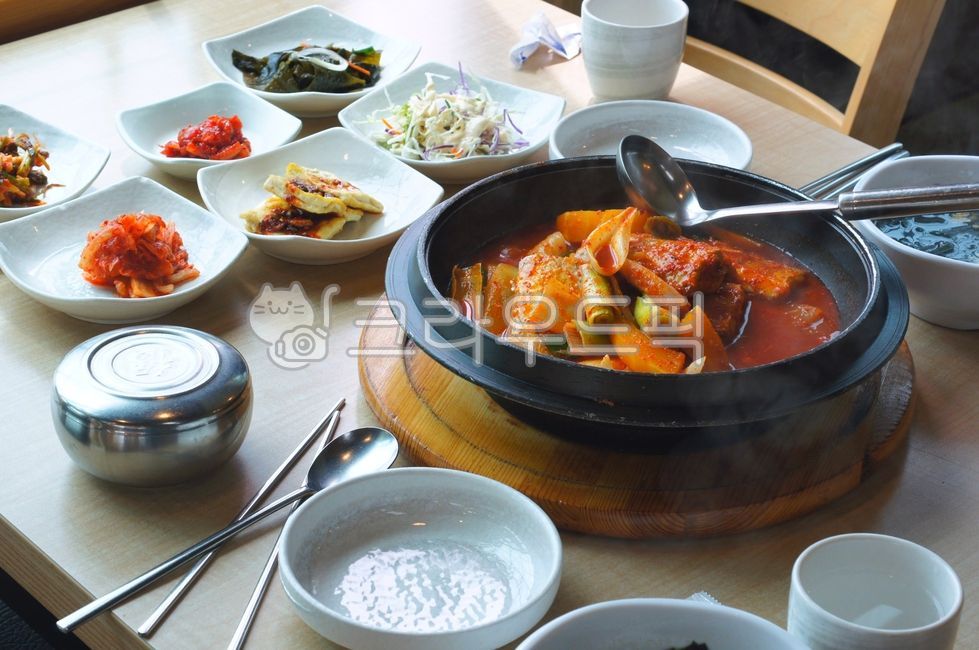 ,stewedjejubeltfish,plating,Braised cutlassfish,local food,fishdishes,table setting,Jeju local food,jejulocalfood,sidedish,fishcuisin,side dish,Hanjeongsik,galchijorim,Korean food,kfood,cooking,foodpresentation,seafood,food,braisedcutlassfish,fish dishes,