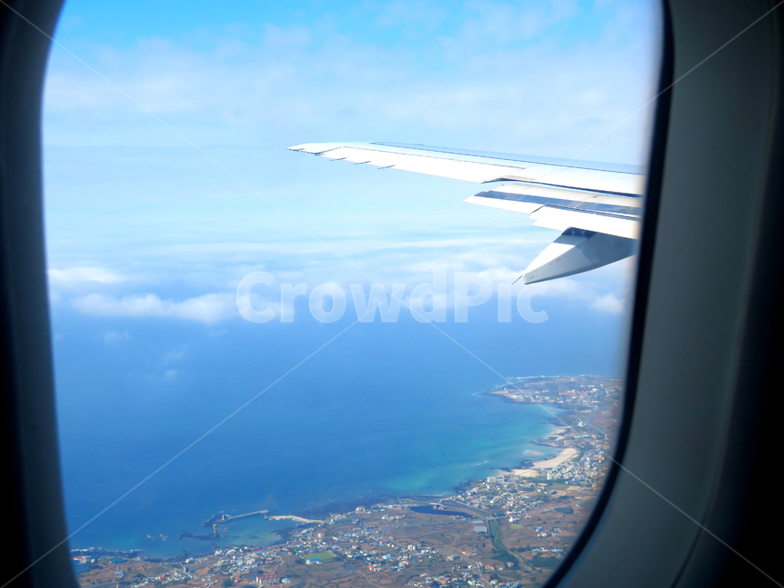 nature,자연,outdoors,옥외,sky,aircraft,wing,window,하늘,창문,비행기,풍경,제주도,날개,착륙,여행,푸른하늘,휴가,vacation,trip,바다,대양,sea,ocean,구름,cloud,해안선,교통,교통수단,traffic,transportation