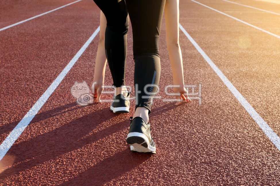 스포츠,스타트,달리기,웅크린,출발,어른,에너지,충전,전진,준비,육상,트랙,목표,뒷모습,뒷면,시작,대기,다짐,새해,긴장,경주,스니커즈,여성,여자,경쟁,라인,사람,훈련,피트,운동,운동복,연습,앞으로,달리는,단거리,선수,준비된,신발,운동화,신체,하반신,하체,다리,경기장,역광