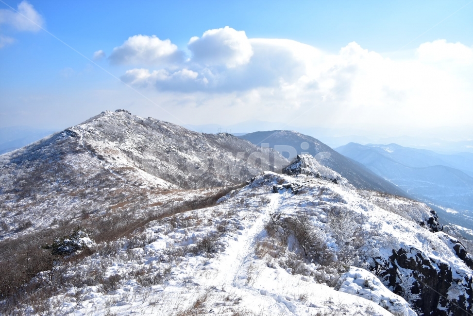 무등산,국립공원,풍경,힐링,산행,설경,상고대,서리꽃,서석대,입석대,안양산,백마능선,장불재,증심사,중봉,중머리재,천왕봉,지왕봉,Korea,National,Park,눈풍경,등산,주상절리,판타스틱,겨울왕국,겨울,지질공원,인왕봉,천지인,설국,2018년,1월,눈꽃,파란하늘,트레킹,winter,landscape,감성,아름다운,황홀한,장관,비경,선경,최고,사진,능선암,겨울,계절,winter,season,자연,풍경,nature,landscape,한국자연풍경,한국자연경관,korea nature landscape,mountain,산,outdoors,옥외,mountain range,산맥
