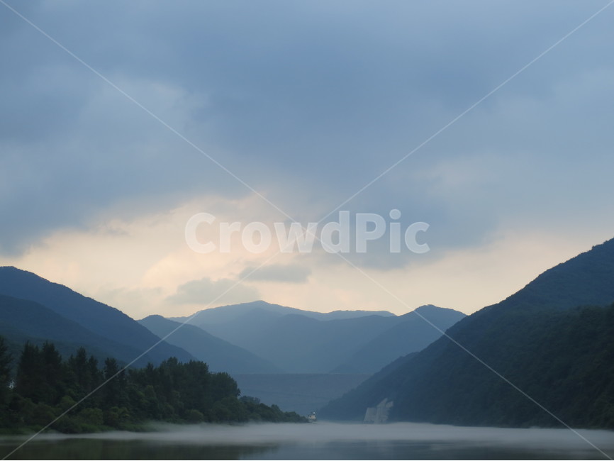호수,물,물안개,호숫가,안개,산,숲속,자연,풍경,nature,landscape,outdoors,옥외,mountain range,산맥,mountain