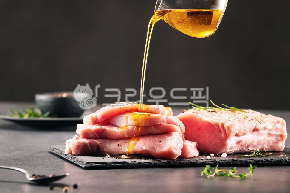 고기,돼지고기,기름,올리브오일,신선한,바비큐,요리,식사,먹을것,맛있는,허브