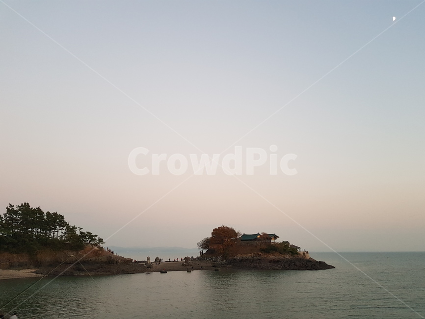 nature,자연,outdoors,옥외,shoreline,해안선,water,물,sea,바다,ocean,대양,moon,달,섬,land,island,coast,연안