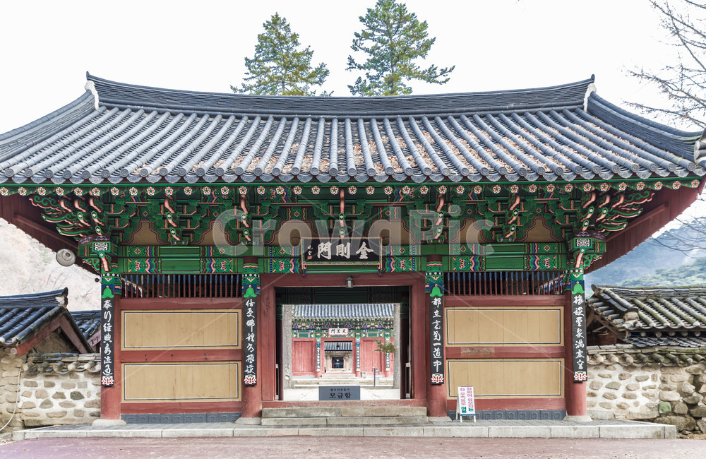 법주사,속리산,문화재,기와,문화유산,사찰,관광지,단청,금강문,한국전통,한국문화,korean traditional,korean culture,종교,신앙,religion,belief,faith,건축물,건물외관,exterior,building,structure,architecture,construction
