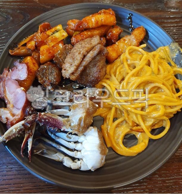 뷔페,음식,스파게티,게,돼지고기