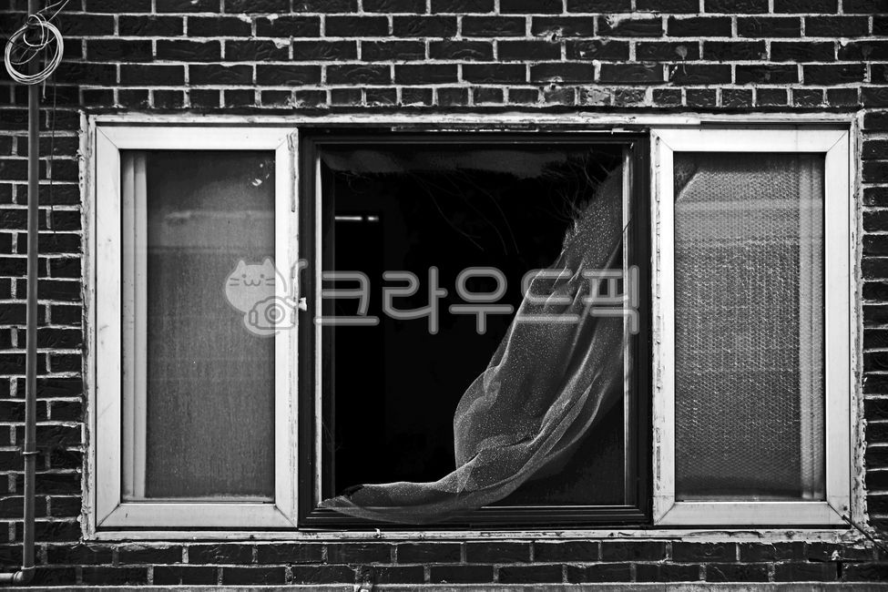 redevelopment,Uiwang city,redevelopment district,Multifamily housing,Security window,Demolition,house,Naeseonla District,Naesondong,abandoned house,multigenerational housing,Grayscale