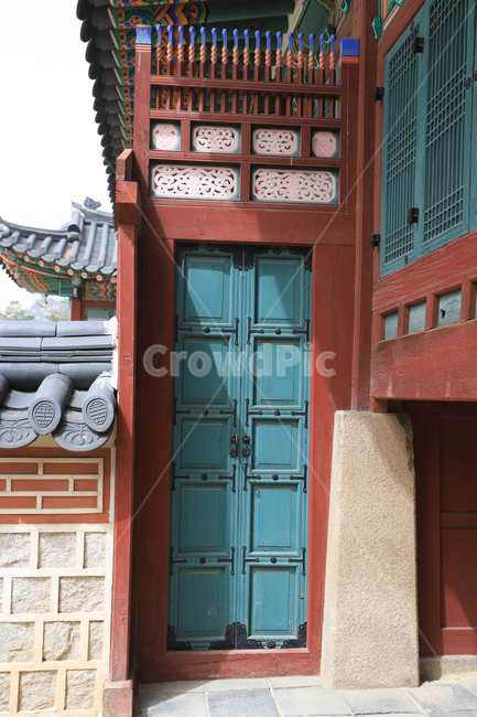 경복궁,문화재,서울,건축,궁전,문,지붕,기와,돌담,돌기둥,고건축,종로구,한옥,한국,건청궁,창호지,서까래,석가래,기둥,창살,흙길,주춧돌,추녀,목조건축물,창문,처마,단청,한국전통,한국문화,korean traditional,korean culture,건축물,건물외관,exterior,building,structure,architecture,construction