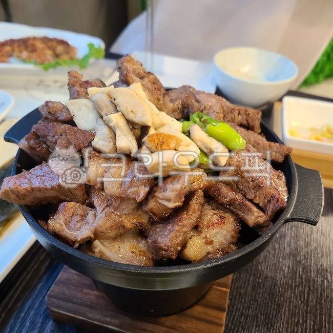 certifying shot,restaurant,meat,dinner,Woodae Galbi