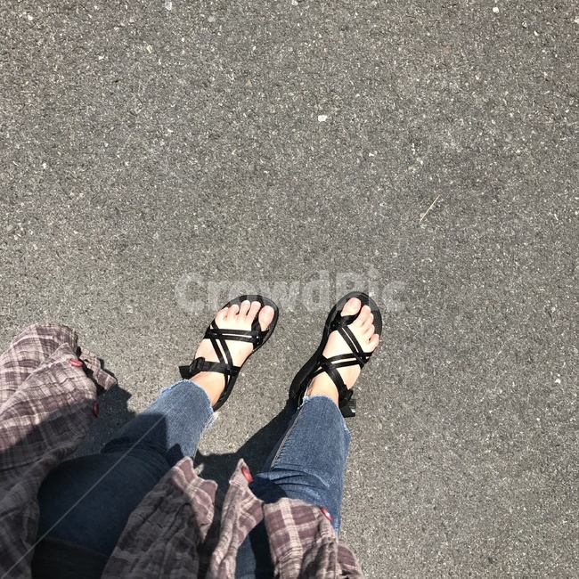 clothing,의류,apparel,의복,human,인간,person,사람,여름샌들,summer,sandal,step,foot,feet,한여름