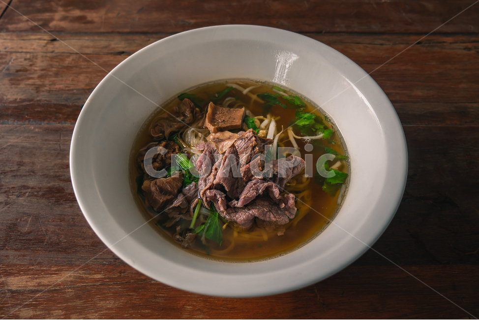 소고기,국수,쌀국수,소고기쌀국수,태국요리,요리,음식,food,ricenoodles,noodles,beef,나무테이블,소,국물,따끈한,맛있는,맛집,음식사진,음식,식재료,요리,food,cook,meal,dishes,food reserves,면류,면요리,noodles