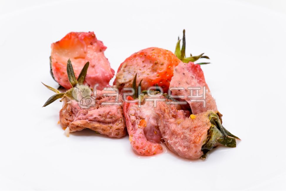 딸기,음식물,쓰레기,곰팡이,상한,음식,유기농,화학,오래된,위생,흐르는,물,과즙,strawberry,food,garbage,mold,rotten,spoiled,foodtrash,organic,chemical,old,sanitary,flowing,water,juice
