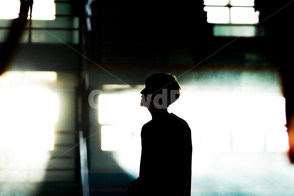 그림자,어둠,빛,창문,기도,청년,남자,역광,고민,눈부심,사람,인물,인간,human,person,남성,남자,man,male,인물실루엣,사람실루엣,character silhouette,human silhouette,silhouette,실루엣,handrail,난간,banister