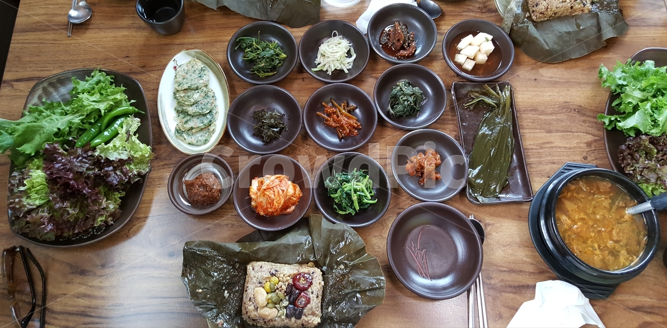 식사,만찬,쌈,상추,야채,반찬,점심,저녁,점심식사,연잎밥,연잎밥정식,정식,그릇,김치,깻잎,시금치,된장국,음식,식재료,요리,food,cook,meal,dishes,food reserves,한식,한국음식,한국요리,korean food,korean dishes,korean meal,korean cook
