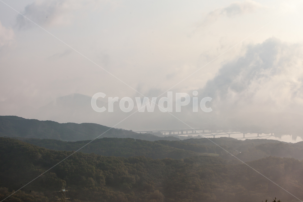 weather,nature,outdoors,옥외,하천,나무,tree,햇빛,빛,sunlight,강물,river,light,fog,fogy,풍경,자연,새벽,아침,날씨,안개,안개낀,구름,구름낀,산,강,산하,다리,대교,대기,기상,기온,기후,산맥,운무,bridge,교량,하늘,sky,자연,풍경,nature,landscape