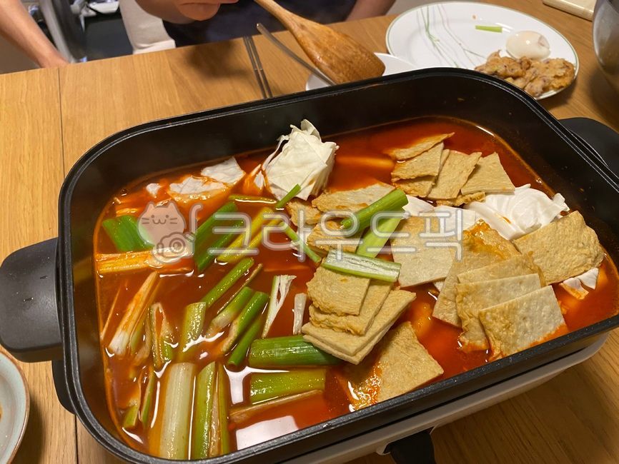 soup,lunch,egg,hotpot pan,Fish cake,Korean,green onion,spicy,food,Instant Tteokbokki,electric fan,meal,ramen,electric grill,Soup Tteokbokki,tteokbokki,home cooking,cooking,home food,hotpot pot,snack bar