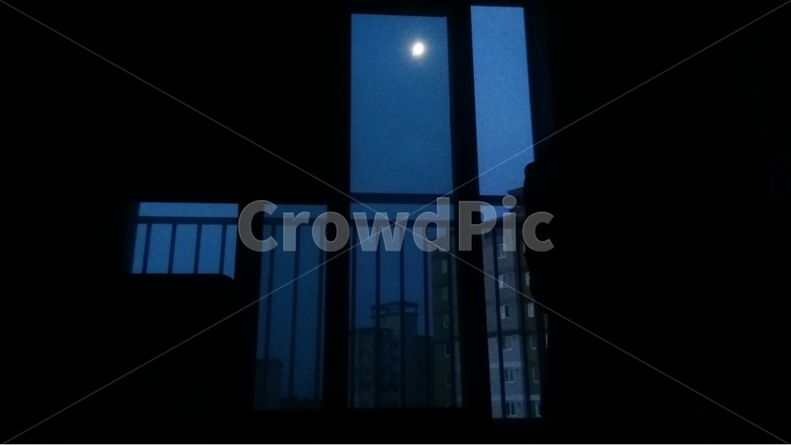 새벽,달,흐릿함,어둠,건물위달,도시,풍경,city,landscape,실루엣,그림자,silhouette,shadow