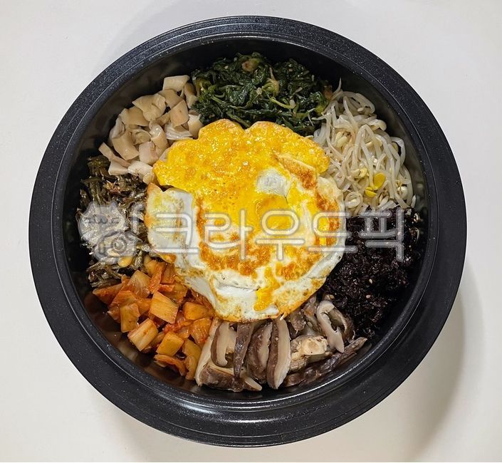 돌솥비빔밥,가마솥비빔밥,돌솥,가마솥,비빔밥,비빔,밥,쌀밥,쌀,음식,요리,식사,한식,한국음식,후라이,프라이,한국요리,계란후라이,달걀후라이,계란,달걀,버섯,콩나물,멸치,김치,배추김치,야채,채소,완숙,표고버섯,새송이버섯,멸치볶음,표고버섯볶음,김무침,시금치무침,무침,볶음요리,볶음,무침요리,식재료,김,먹방,meal,food,dish,cook,rice,koreanfood,egg