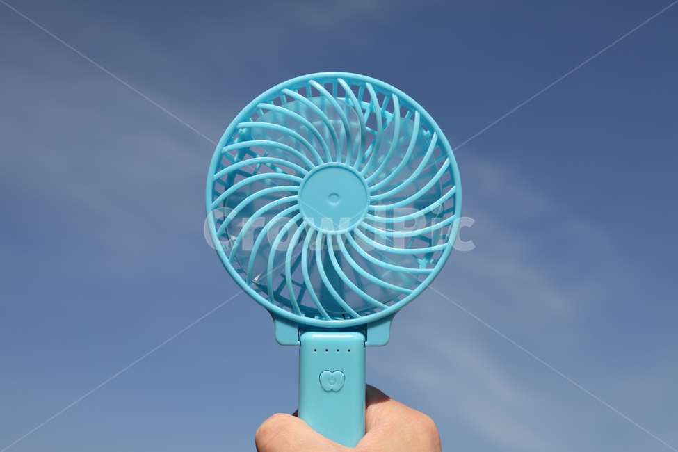 선풍기,손풍기,미니,핸드,핸디,휴대용,휴대,미니선풍기,휴대용선풍기,핸드선풍기,여름,파란,블루,오브젝트,사물,물건,시원한,실외,야외,하늘,손,배경,백그라운드,바람,손선풍기,여름,계절,summer,season,사물,물건,오브젝트,thing,object,matter
