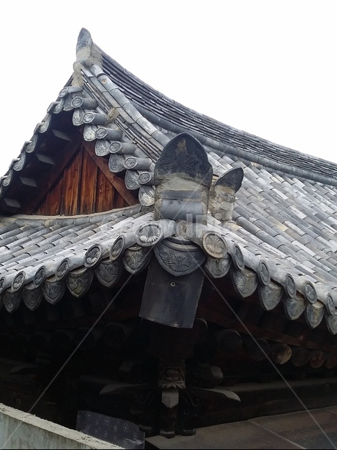 기와,기와지붕,기와집,한옥,처마,용,용장식기와집,roof,한국전통,한국문화,korean traditional,korean culture,건축물,건물외관,exterior,building,structure,architecture,construction