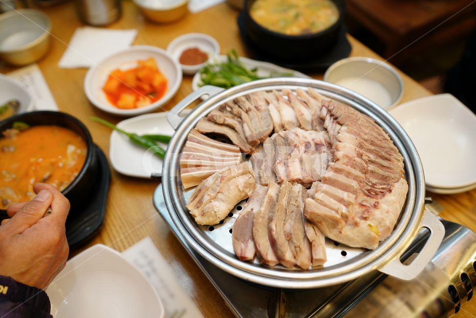 수육,육식,육류,한식,푸드,돼지,냄비,식사,안주,먹방,고기,음식,식재료,요리,food,cook,meal,dishes,food reserves,육류,고기,meat,한식,한국음식,한국요리,korean food,korean dishes,korean meal,korean cook