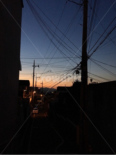 노을,골목길,야경,전봇대,실루엣,sunset,silhouette,electricwire,전선,전깃줄,도시,풍경,city,landscape,골목길,alley,실루엣,그림자,silhouette,shadow,cable,케이블