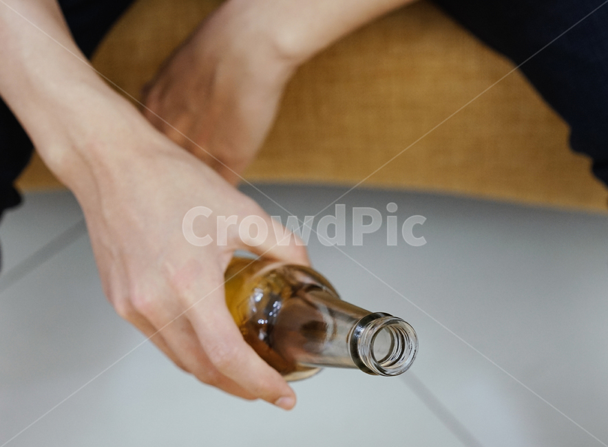 술병,맥주병,맥주,술,알콜,과음,사람,인물,인간,human,person,신체일부,몸,body,남성,남자,man,male,술,주류,alcohol