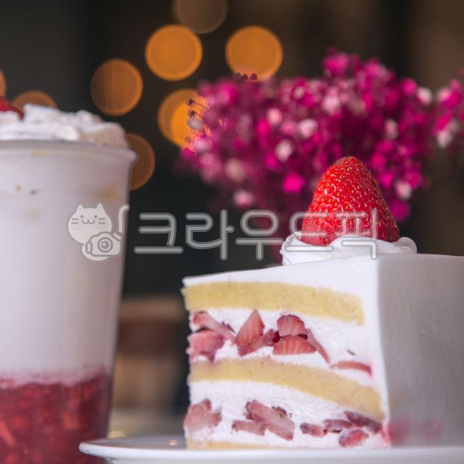 warm,dessert,cake,Strawberry Cake,strawberry,event,Strawberry Smoothie